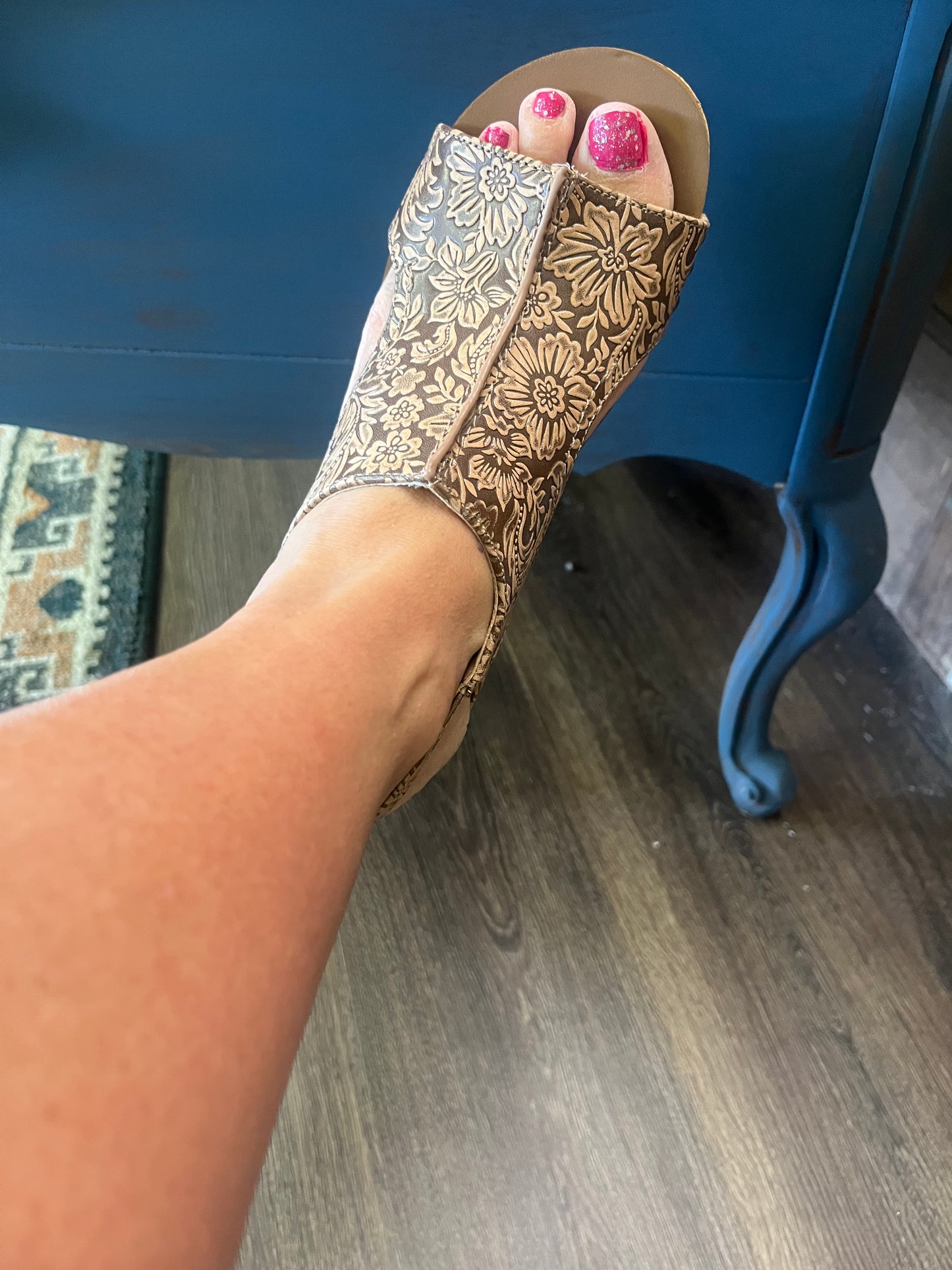 Liberty Tooled Embossed Womens Wedge