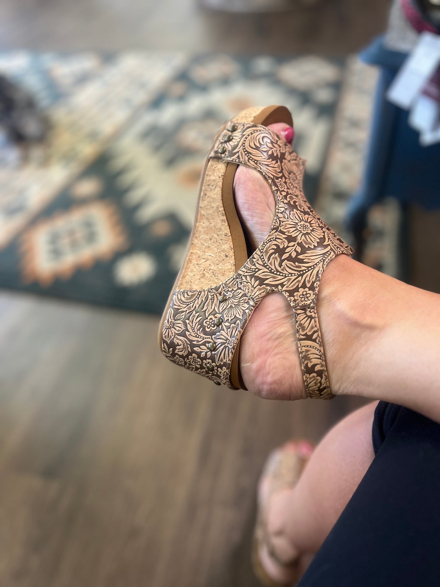 Liberty Tooled Embossed Womens Wedge